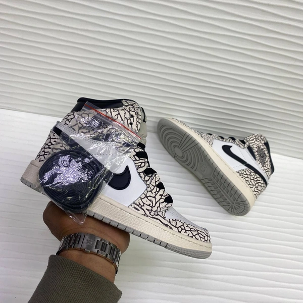 Кроссовки Nike Air Jordan 1 Retro High OG White Cement фото-4