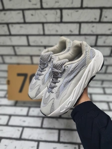 Кроссовки Adidas Yeezy Boost 700 Белые 010