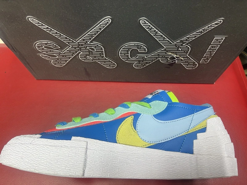 Kaws Sacai Nike Blazer Low цвет Голубой фото-4