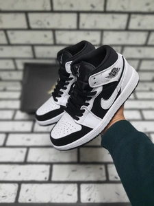 Кроссовки Nike Air Jordan 1 Mid Black/white