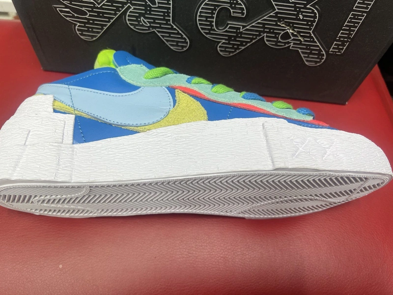 Kaws Sacai Nike Blazer Low цвет Голубой фото-3