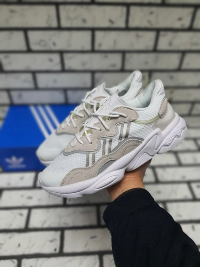 Кроссовки adidas ozweego белые фото-1