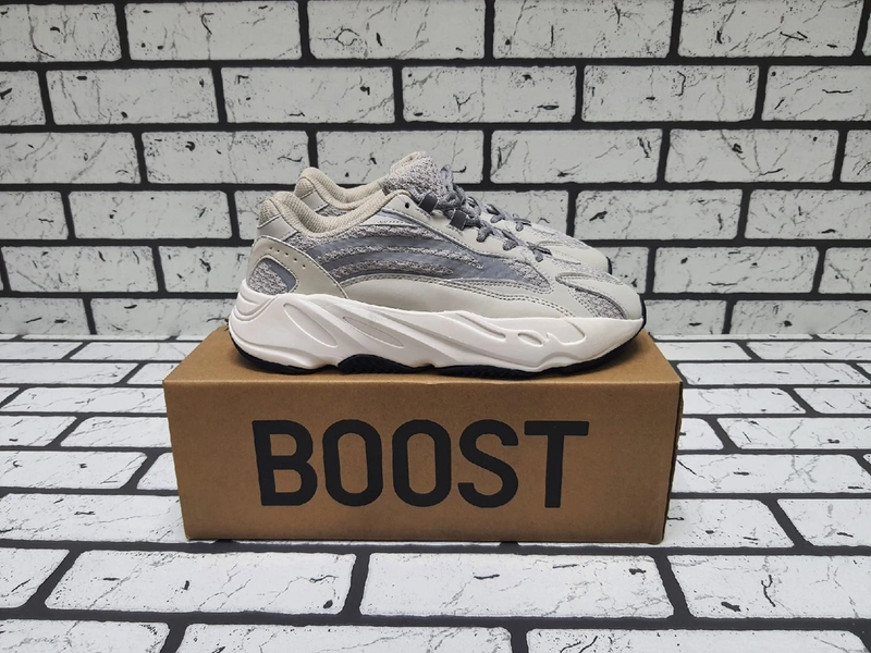 Кроссовки Adidas Yeezy Boost 700 Белые 010 фото-4