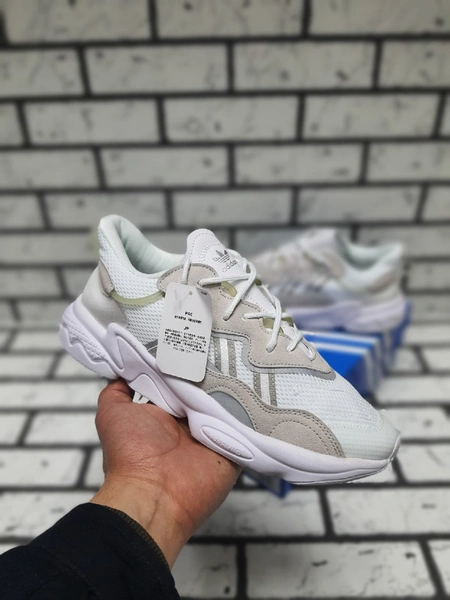 Кроссовки adidas ozweego белые фото-4